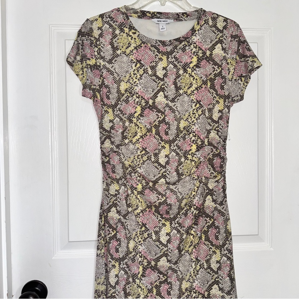 Nine West Pastel Snakeskin Patterned Knee Length Dress with Ruched Waist size S - Picture 3 of 10